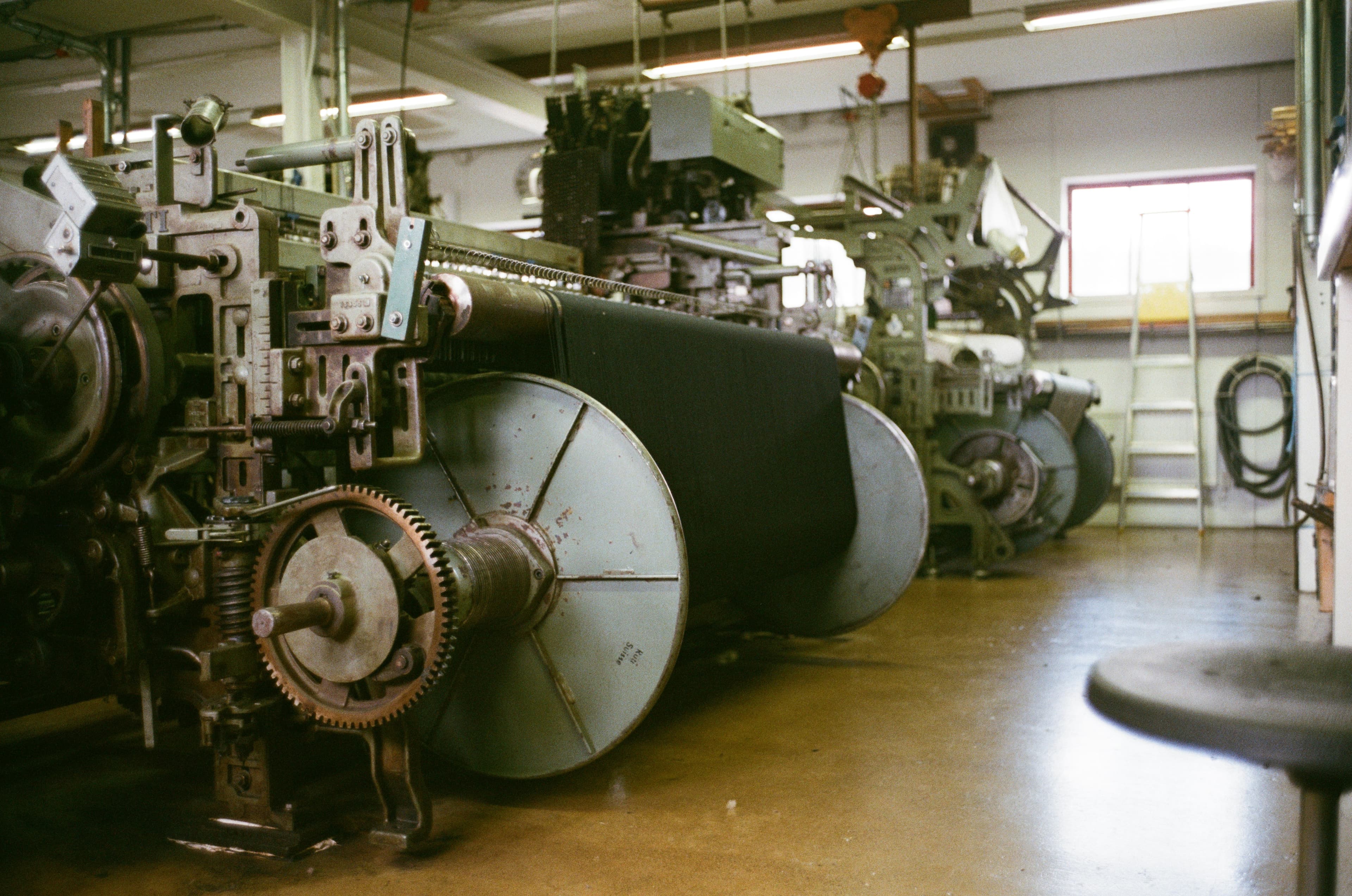 Maintenance manager building downtime Pareto chart from CMMS data showing cumulative percentage curve highlighting vital few failure causes